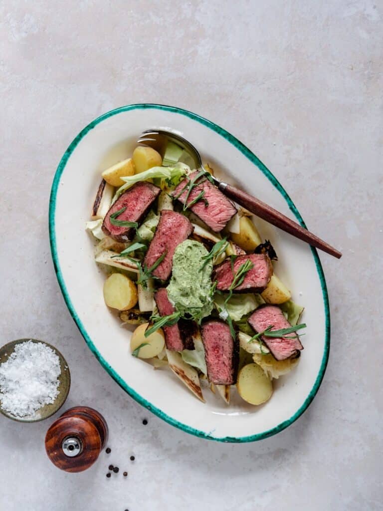 Grillede-ribeyes-med-nye-kartofler-spidskaal-hvide-asparges-og-kryddersmoer-1-768x1024