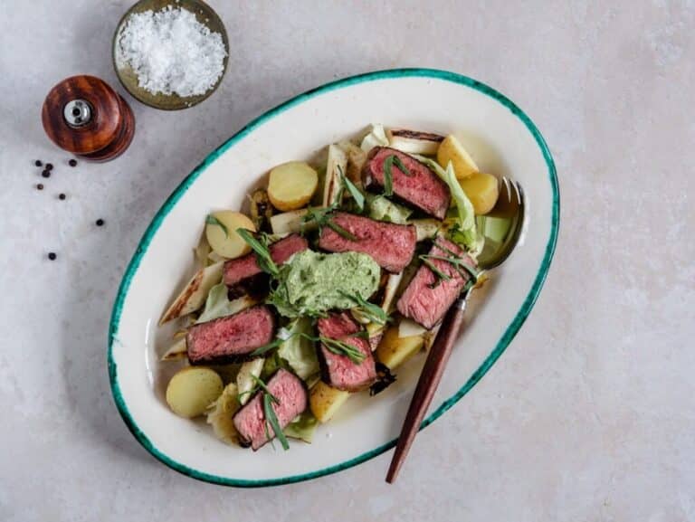 Grillede-ribeyes-med-nye-kartofler-spidskaal-hvide-asparges-og-kryddersmoer-7-1024x769